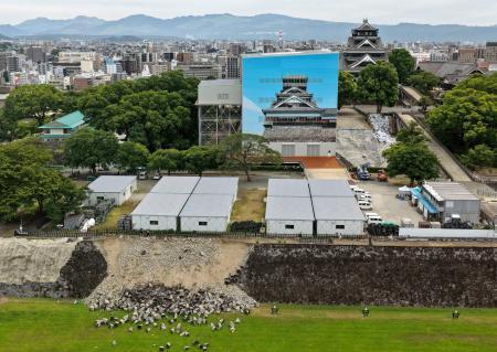 　１３日に再開する見込みの熊本城。左下は地震で崩れた石垣＝１０日午前、熊本市（ドローンから）