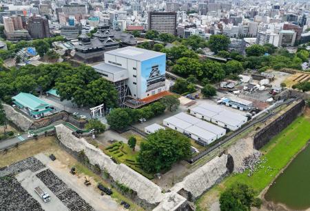 　熊本城。右下は崩れた石垣＝１０日、熊本市