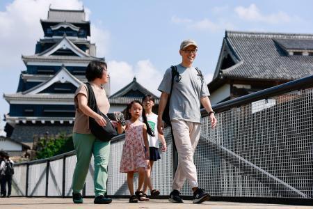 　地震発生以来初めて開園した熊本城で、特別見学通路から天守閣に向かう来園者＝１３日午前、熊本市