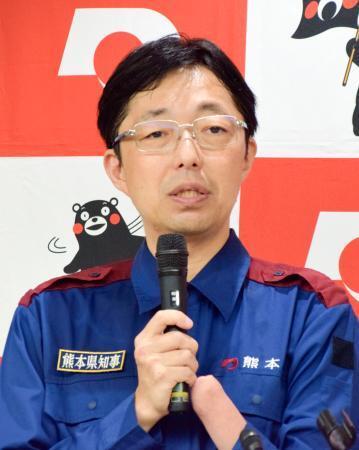 　定例記者会見をする熊本県の木村敬知事＝１３日午前、熊本県庁