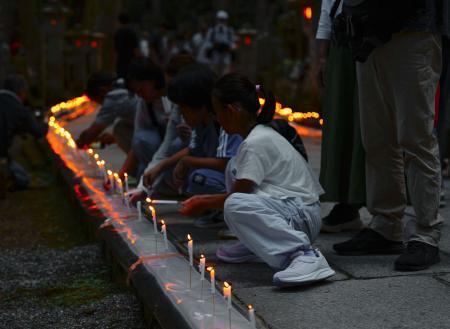 　高野山の奥之院で開かれた「ろうそくまつり」＝１３日夕、和歌山県高野町
