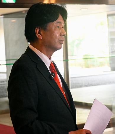　記者団の取材に応じる福岡県の吉松源昭県議＝１４日午後、福岡県議会棟