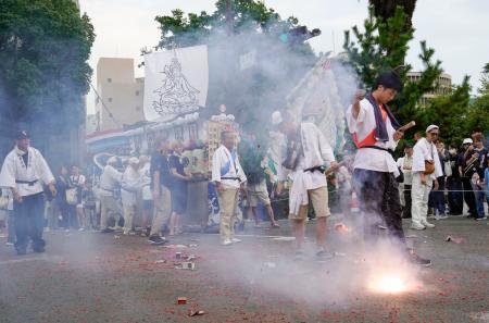 　伝統行事「精霊流し」で、精霊船を引き長崎市内を練り歩く人たち＝１５日午後