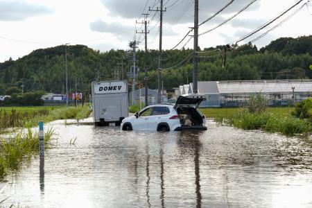 　冠水した道路に放置されている車両＝１５日午後、千葉県佐倉市