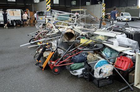 　仮置き場に持ち込まれた災害ごみ＝１６日午後、千葉市美浜区