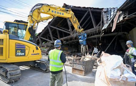 　公費解体される木造倉庫＝１７日午後、熊本県八代市
