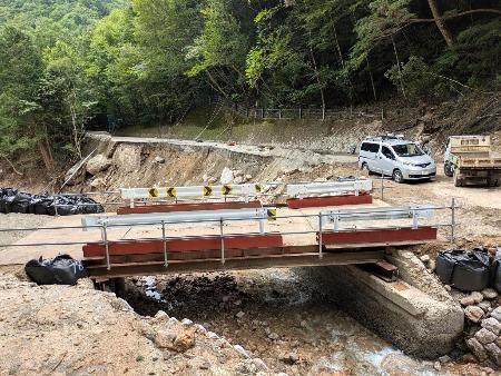 　歩行者と車両の通行が暫定的に再開される仮設橋＝１７日正午ごろ、長野県安曇野市（同県提供）