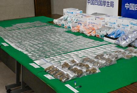 　中国四国厚生局麻薬取締部が押収した覚醒剤や大麻など＝１８日午後、広島市