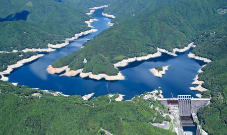 　貯水率が低下している高知県の早明浦ダム＝１９日午前１０時１３分（共同通信社ヘリから）