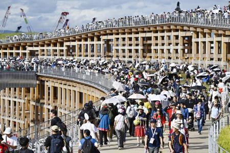 　大勢の来場者でにぎわう大阪・関西万博＝２０２５年１０月、大阪市此花区の夢洲