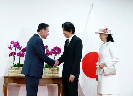 　パラグアイの首都アスンシオン郊外にある国際空港に到着し、出迎えを受けられる秋篠宮ご夫妻＝１９日（共同）