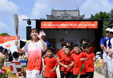 　愛知・名古屋アジア大会の聖火リレーがスタートし、名古屋城の広場を走る第１走者の吉田沙保里さん＝２２日午前、名古屋市中区