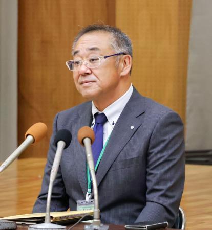 　事故を受け記者会見する樟南高校の山崎隆志校長＝２２日午前、鹿児島市