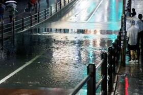 　雨で冠水したアンダーパス＝２２日午後６時２５分、東京都千代田区