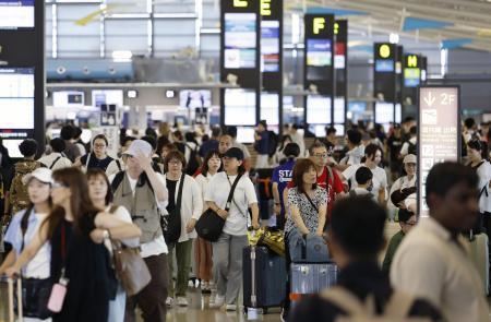 　混雑する関西空港の国際線出発ロビー＝８日