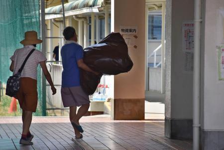 　避難所となっている熊本県氷川町の氷川中で教室から体育館へ移動する避難者ら＝２４日午前