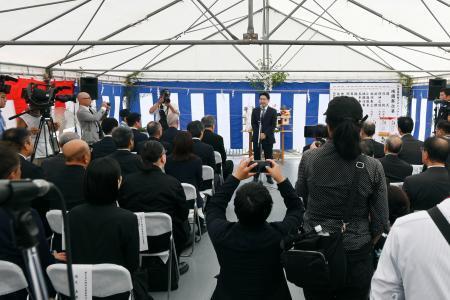 　老舗旅館「加賀屋」の別邸跡地で開かれた地鎮祭＝２５日午前、石川県七尾市