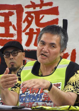 　判決後に記者会見する原告の「太陽肛門工房」代表、小川正治さん＝２６日午後、東京・霞が関の司法記者クラブ