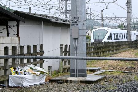 　作業員４人が特急列車にはねられ死亡した事故現場付近の献花台。奥は特急スペーシアＸ＝２７日午前、栃木県鹿沼市