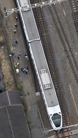 　東武日光線新鹿沼駅の構内で作業員４人をはね、停車した特急列車スペーシアＸ２号＝２０日、栃木県鹿沼市（共同通信社ヘリから）