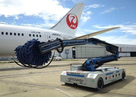 　日本航空が国内航空会社で初めて導入するリモコン式機体洗浄ロボット＝２８日午前、成田空港
