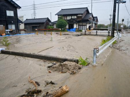 　大雨の影響で土砂が堆積した川＝２９日午前、石川県羽咋市