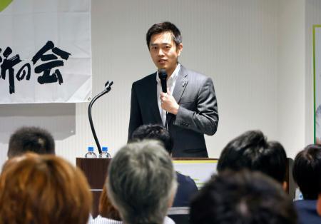 　福岡市で講演する日本維新の会の吉村代表＝２９日午後