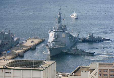 　長崎県の佐世保基地に帰港する海上自衛隊のイージス艦「ちょうかい」＝３０日午前、長崎県佐世保市
