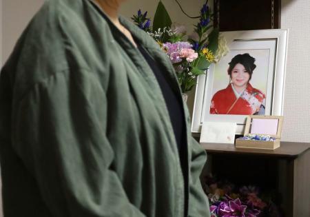 　吉松弥里さんの遺影の前で取材に応じる母親＝３日、福岡県