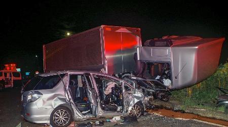 　滋賀県高島市の国道１６１号で乗用車とトラックが正面衝突した事故現場＝８月３０日（県警提供）