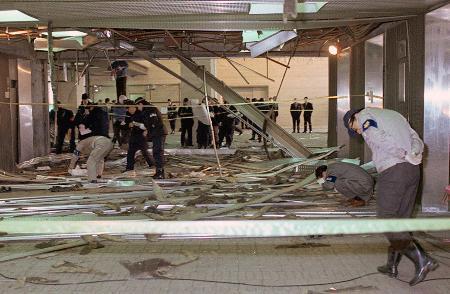 　爆破事件があった北海道庁１階ホールのエレベーター前を検証する捜査員＝１９７６年３月