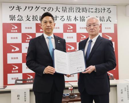 　クマ捕獲に関し基本協定を締結した秋田県の鈴木健太知事（左）と県建設業協会の北林一成会長＝３１日午後、秋田県庁