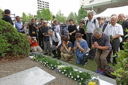 　虐殺された朝鮮人の追悼碑に献花し、祈る参列者＝１日午前、東京都墨田区