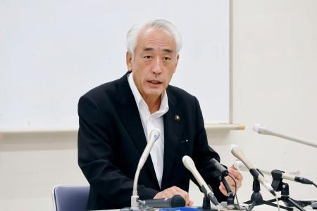 　判決を受け、報道陣の取材に応じる茨城県神栖市の木内敏之市長＝３日正午、神栖市