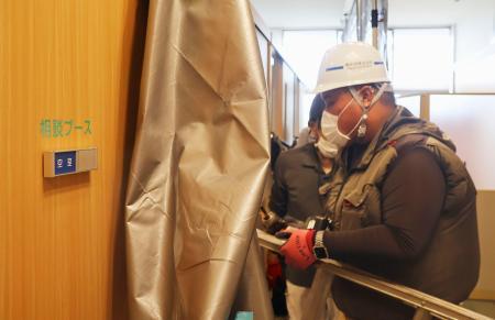 　大阪府泉佐野市のりんくう総合医療センターで始まった「赤ちゃんポスト」の設置に向けた改修工事＝５日午前