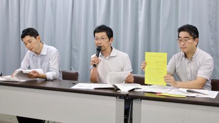 　記者会見する全国市民オンブズマン連絡会議の浜嶌将周弁護士（中央）＝７日午後、名古屋市