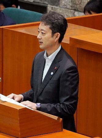 　千葉県議会で、豪雨を検証する有識者会議の設置方針を表明する熊谷俊人知事＝１０日午前