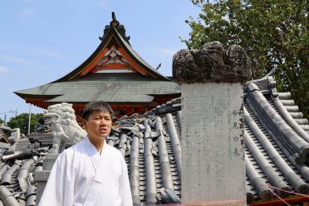 　熊本地震で楼門などが倒壊した八代神社の小林雄彦宮司＝８月、熊本県八代市