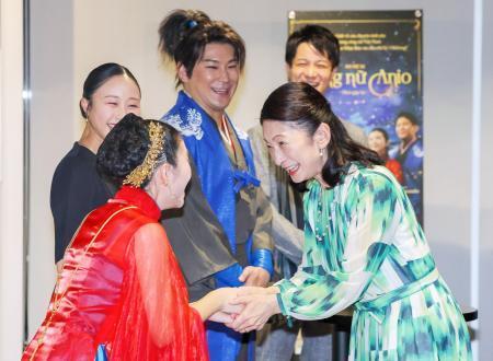 　ミュージカル「アニオー姫」を鑑賞後、出演者と握手される紀子さま＝１２日夜、横浜市の神奈川芸術劇場（代表撮影）