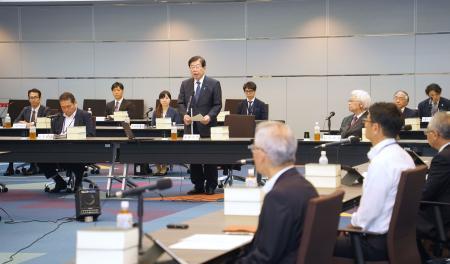 　法制審議会の総会であいさつする平口法相（中央）＝１４日午後、法務省