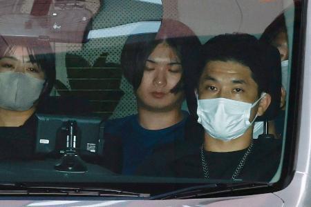 　警視庁三田署に入る木村涼介容疑者（中央）＝１５日