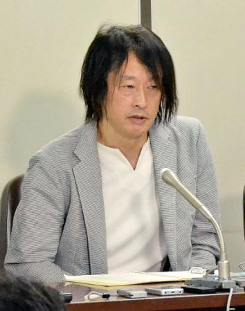 　侮辱罪に問われた弁護士の無罪判決後、記者会見する鈴木エイトさん＝１６日午前、東京・霞が関の司法記者クラブ