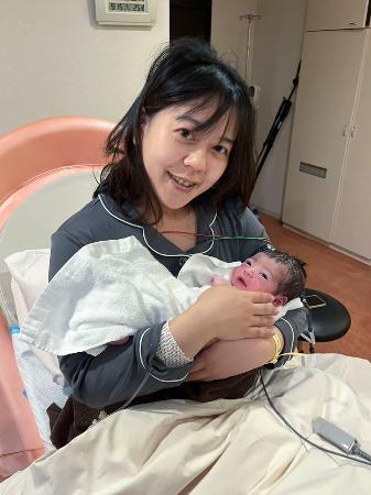 　女児を出産した京都府八幡市の川田翔子市長＝１５日、京都府内の病院（家族提供）
