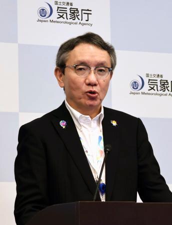 　記者会見する気象庁の野村竜一長官＝１６日午後、気象庁