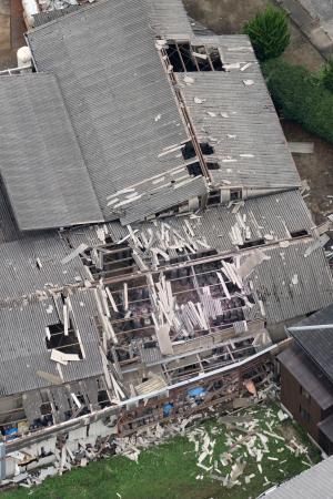 　ボンベが爆発した工場＝１７日午後０時５０分、奈良市（共同通信社ヘリから）