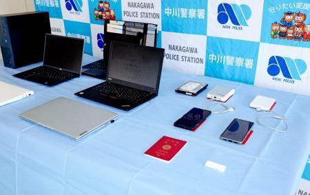 　押収されたパソコンやスマートフォンなど＝１７日午後、名古屋・中川署
