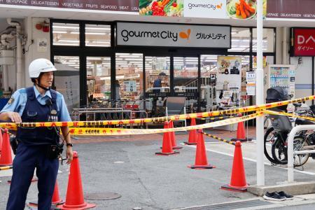 　女性が刺された大阪府大東市のスーパー＝１７日午後４時９分