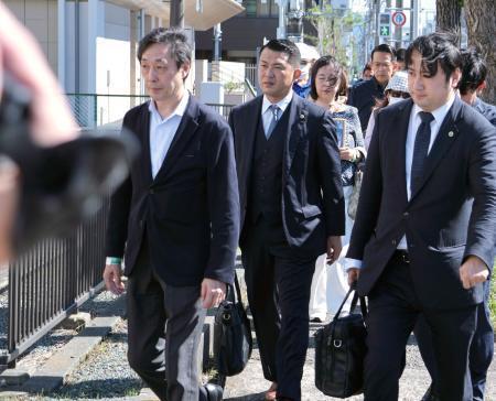 　静岡地裁沼津支部に入る遺族の瀬下雄史さん（左端）ら＝１７日午後