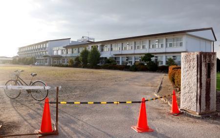 　生徒が校庭でクマスプレーを噴射し、１３人が負傷した岩手県北上市の市立江釣子中＝１７日午後