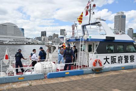 　南海トラフ巨大地震による津波を想定した６府県警と神戸市の被災者を救出、搬送する訓練＝１７日午前、神戸市